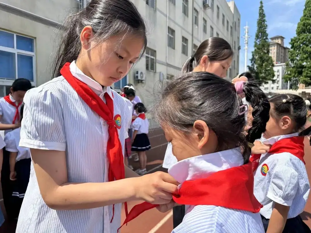 红领巾爱祖国——月亮湖小学举行新队员入队仪式 第21张 红领巾爱祖国——月亮湖小学举行新队员入队仪式 第21张