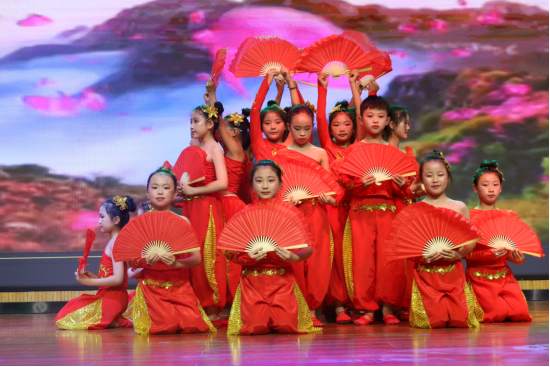 童心向祖国·强国好少年——睢阳区胜利小学庆“六一”文艺汇演(三年级篇)-第16张图片-四季读书网