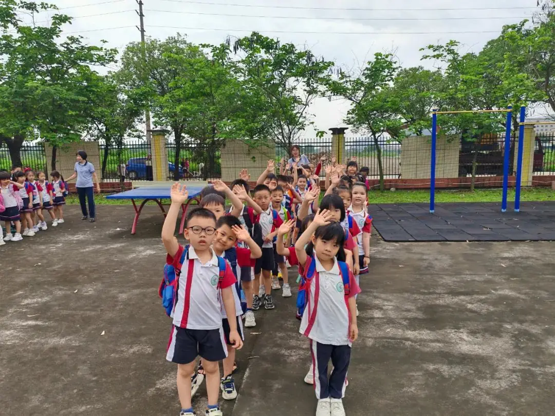 “我与小学零距离”——三角心心幼儿园幼儿园大班参观小学活动 第12张 “我与小学零距离”——三角心心幼儿园幼儿园大班参观小学活动 第12张