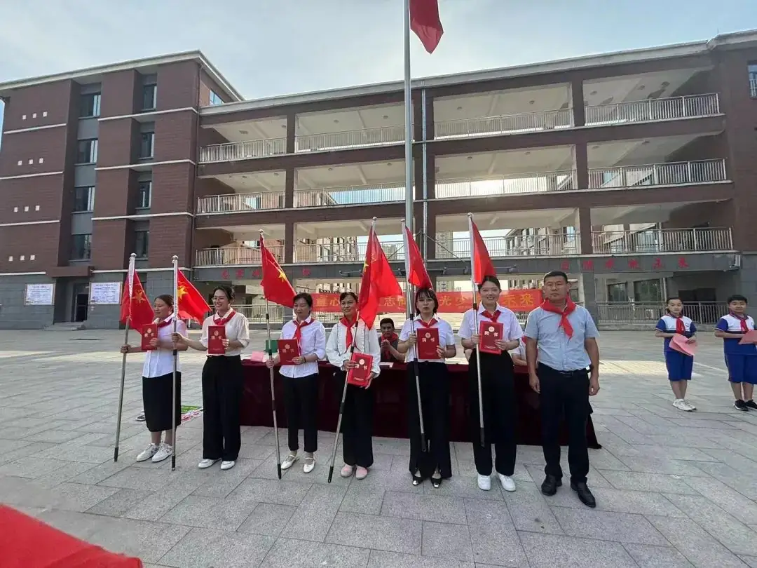 【全环境立德树人】成武县郜城第六实验小学举行“童心向党立志向 阳光少年向未来”2023级第一批新队员入队仪式 第36张 【全环境立德树人】成武县郜城第六实验小学举行“童心向党立志向 阳光少年向未来”2023级第一批新队员入队仪式 第36张