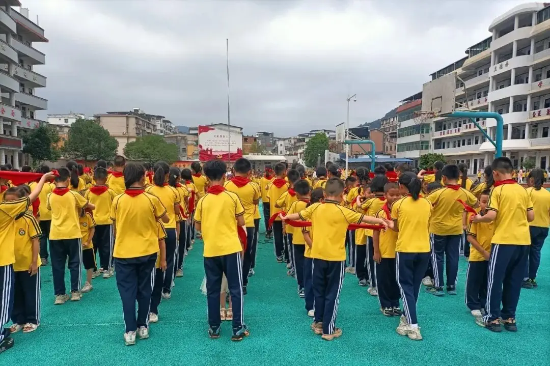 红领巾爱祖国——南靖县山城中心小学2024年一年级新队员入队活动 第49张 红领巾爱祖国——南靖县山城中心小学2024年一年级新队员入队活动 第49张
