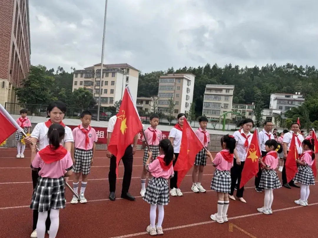 红领巾爱祖国 ——上犹县第三小学2024年一年级第一批少先队员入队仪式 第17张 红领巾爱祖国 ——上犹县第三小学2024年一年级第一批少先队员入队仪式 第17张