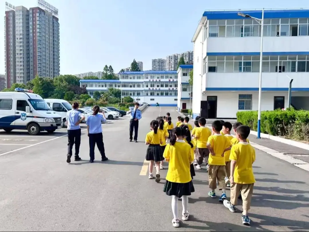 警心连童心 法治伴“我”行 ——凤凰城小学一(1)班假日活动小队 第6张 警心连童心 法治伴“我”行 ——凤凰城小学一(1)班假日活动小队 第6张