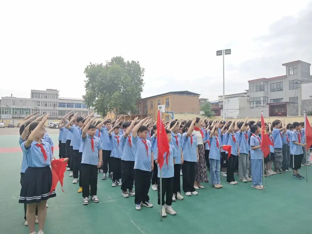 红领巾 爱祖国----锦屏镇中心小学迎“六一”新队员入队仪式 第5张 红领巾 爱祖国----锦屏镇中心小学迎“六一”新队员入队仪式 第5张