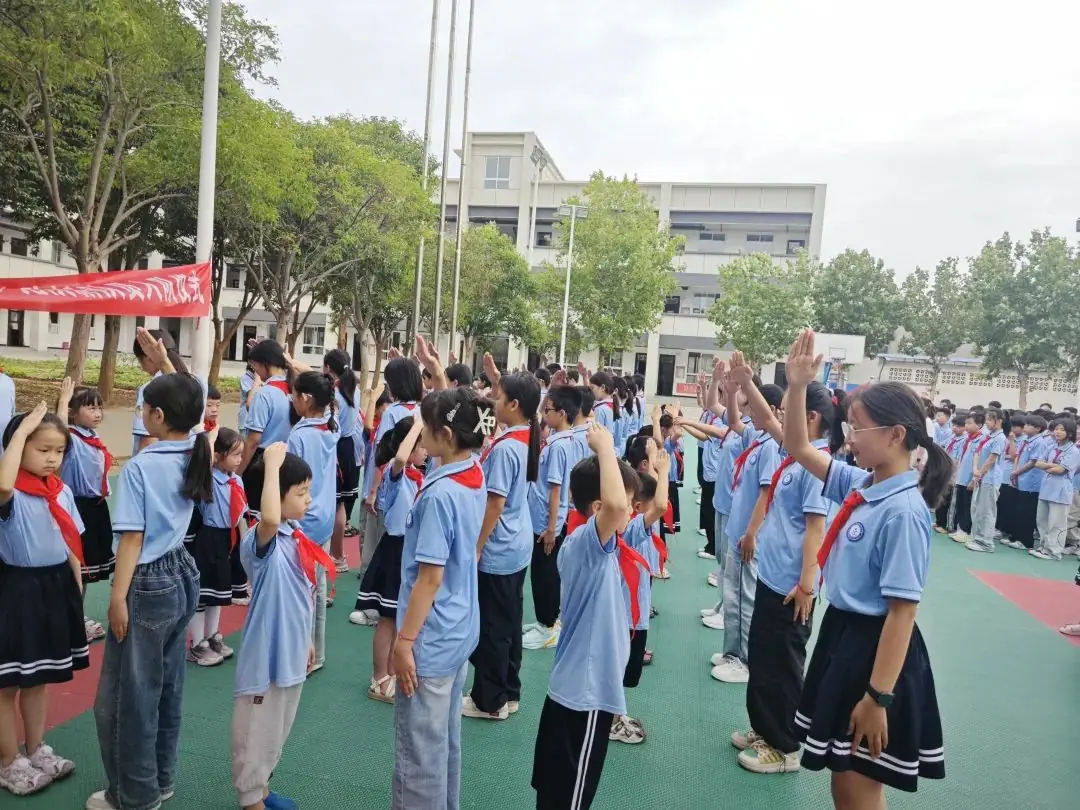 红领巾 爱祖国----锦屏镇中心小学迎“六一”新队员入队仪式 第13张 红领巾 爱祖国----锦屏镇中心小学迎“六一”新队员入队仪式 第13张