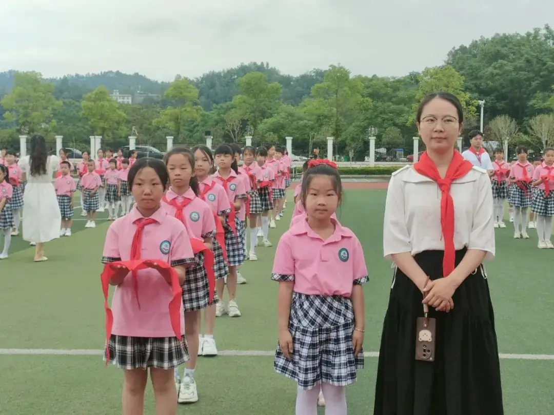 红领巾爱祖国 ——上犹县第三小学2024年一年级第一批少先队员入队仪式 第13张 红领巾爱祖国 ——上犹县第三小学2024年一年级第一批少先队员入队仪式 第13张