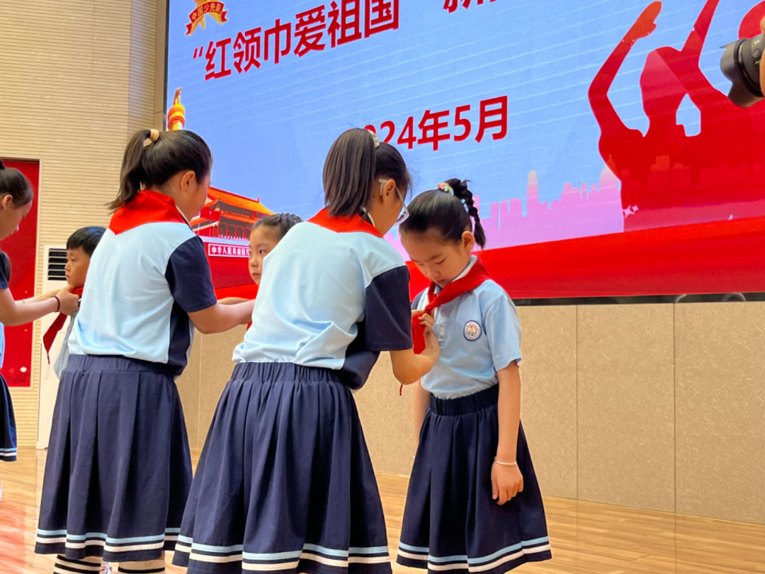 【闪闪的红星】新泰市第一实验小学(集团)银河小学开展“红领巾爱祖国”新队员入队仪式 第13张 【闪闪的红星】新泰市第一实验小学(集团)银河小学开展“红领巾爱祖国”新队员入队仪式 第13张