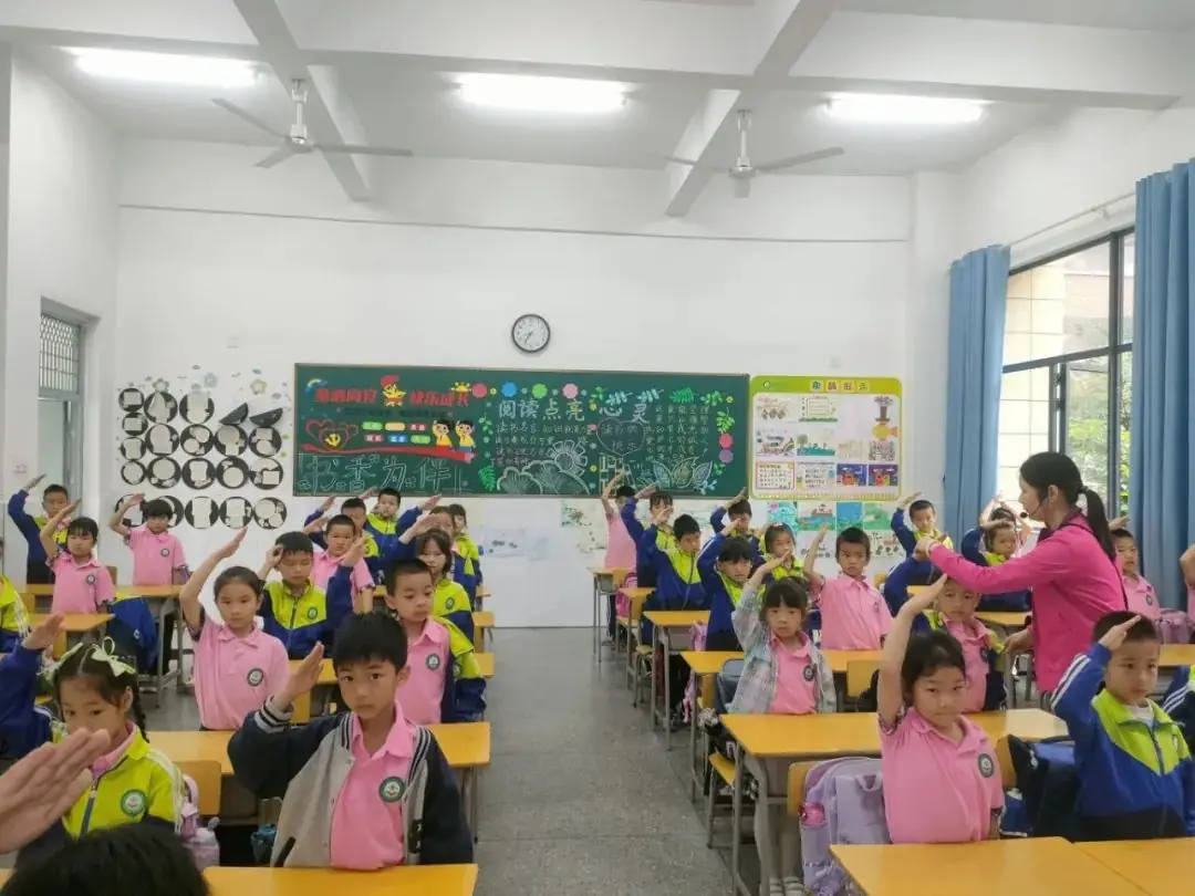 红领巾爱祖国 ——上犹县第三小学2024年一年级第一批少先队员入队仪式 第4张 红领巾爱祖国 ——上犹县第三小学2024年一年级第一批少先队员入队仪式 第4张