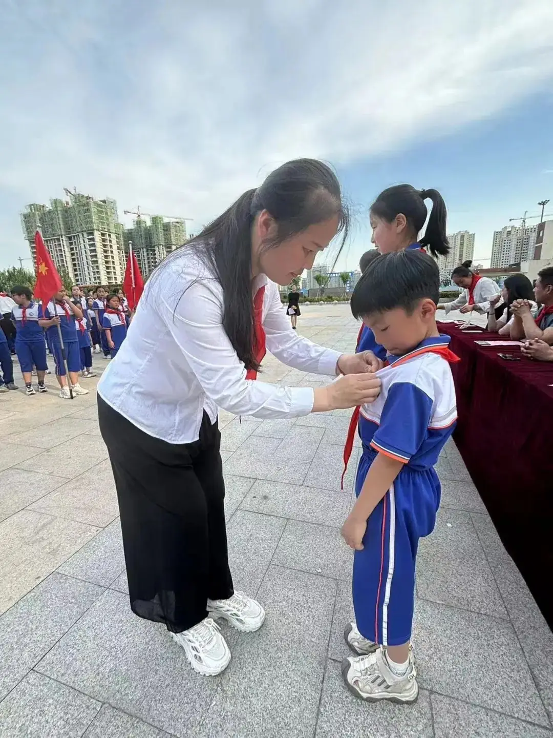 【全环境立德树人】成武县郜城第六实验小学举行“童心向党立志向 阳光少年向未来”2023级第一批新队员入队仪式 第41张 【全环境立德树人】成武县郜城第六实验小学举行“童心向党立志向 阳光少年向未来”2023级第一批新队员入队仪式 第41张