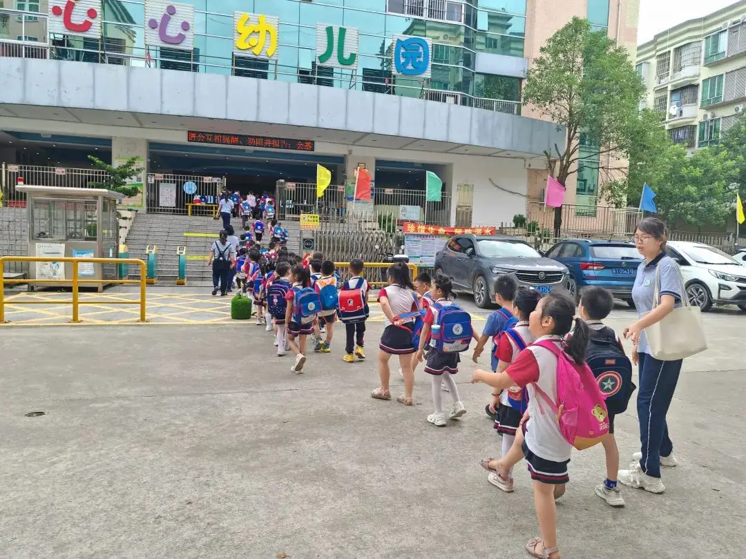 “我与小学零距离”——三角心心幼儿园幼儿园大班参观小学活动 第27张 “我与小学零距离”——三角心心幼儿园幼儿园大班参观小学活动 第27张