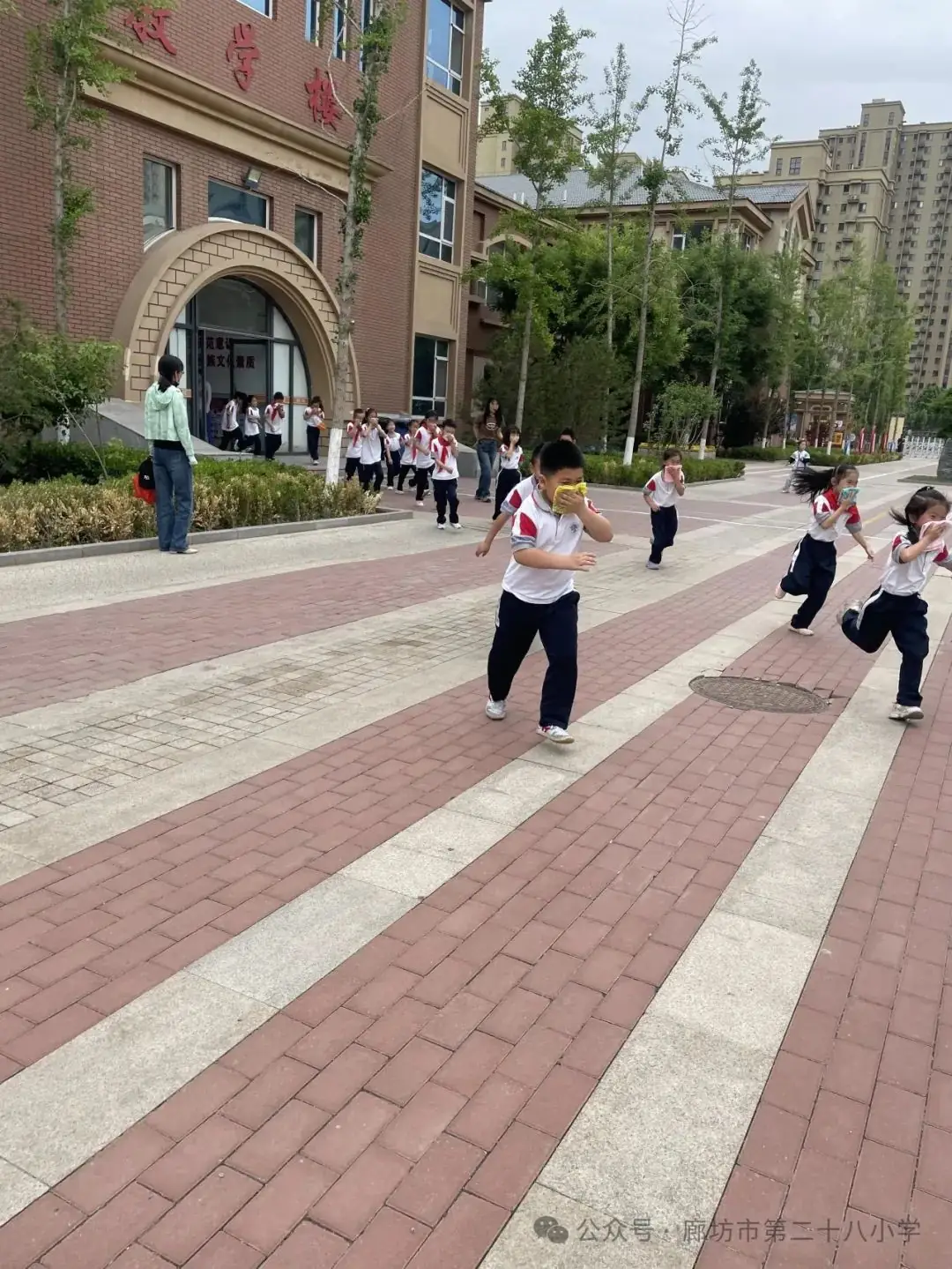 廊坊市第二十八小学开展防震、消防逃生演练活动 第19张 廊坊市第二十八小学开展防震、消防逃生演练活动 第19张