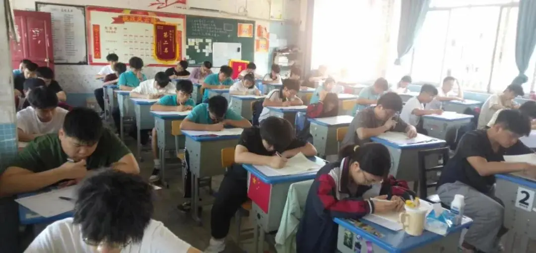 【高考特刊】身临其境全真模拟,护航高考万无一失——岳阳县三中高三年级举行2024年高考仿真模拟考试 第15张 【高考特刊】身临其境全真模拟,护航高考万无一失——岳阳县三中高三年级举行2024年高考仿真模拟考试 第15张