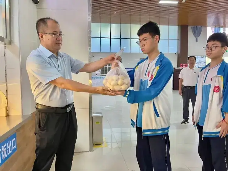 爱心助力高考 暖心营养行动 || 鸡泽一中为高三学子免费供应鸡蛋 第3张 爱心助力高考 暖心营养行动 || 鸡泽一中为高三学子免费供应鸡蛋 第3张