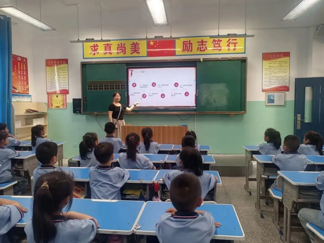 汇仟小学2024年“红领巾爱祖国”一年级新队员入队仪式 第13张 汇仟小学2024年“红领巾爱祖国”一年级新队员入队仪式 第13张