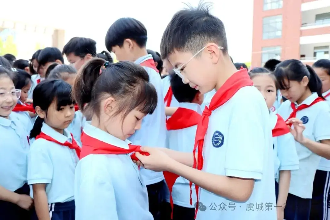 虞城县第一实验小学举行“红领巾爱祖国”一年级新队员入队仪式 第13张 虞城县第一实验小学举行“红领巾爱祖国”一年级新队员入队仪式 第13张