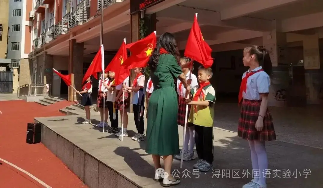 外国语实验小学举行“红领巾爱祖国”入队仪式 第14张 外国语实验小学举行“红领巾爱祖国”入队仪式 第14张