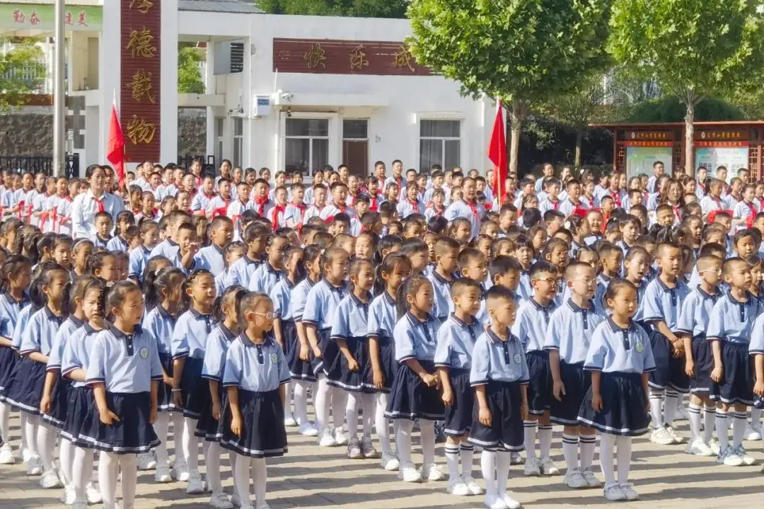 汇仟小学2024年“红领巾爱祖国”一年级新队员入队仪式 第44张 汇仟小学2024年“红领巾爱祖国”一年级新队员入队仪式 第44张