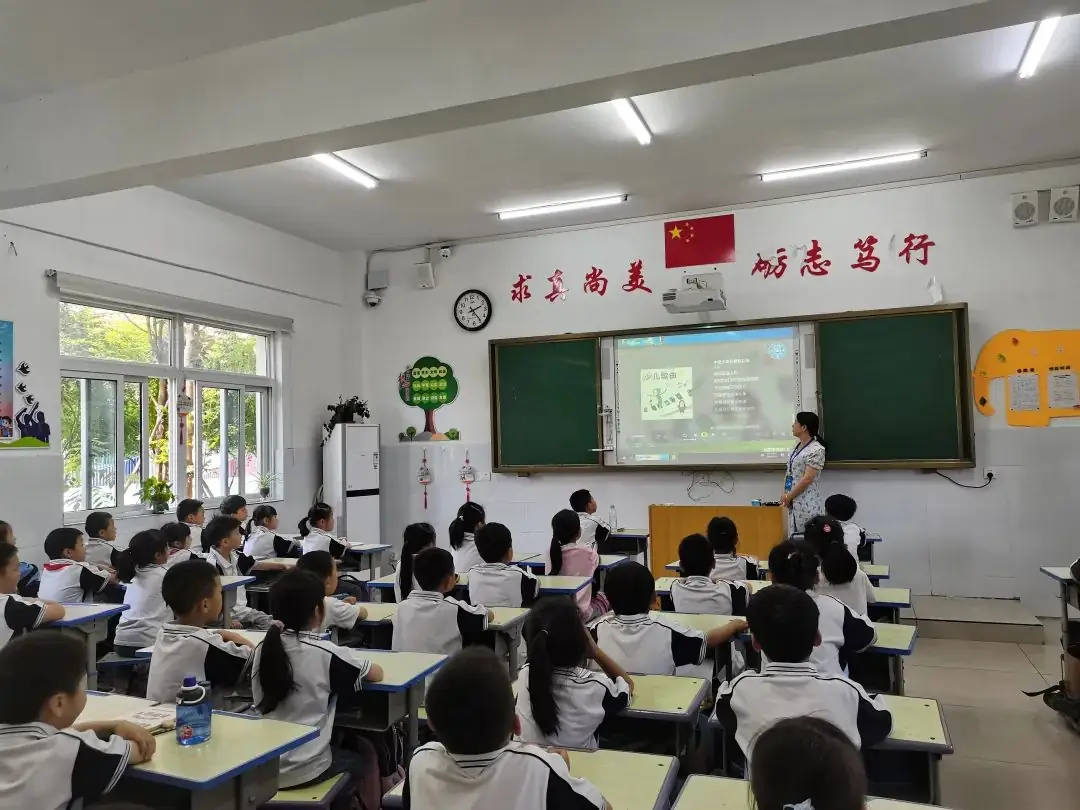 城关镇中心小学:一年级“分批入队”队前教育 第13张 城关镇中心小学:一年级“分批入队”队前教育 第13张
