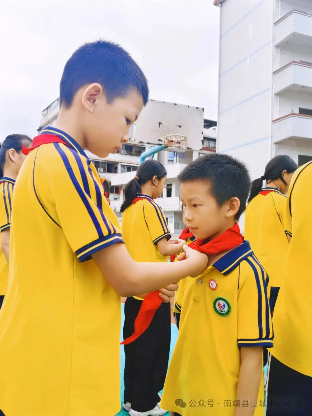 红领巾爱祖国——南靖县山城中心小学2024年一年级新队员入队活动 第46张 红领巾爱祖国——南靖县山城中心小学2024年一年级新队员入队活动 第46张