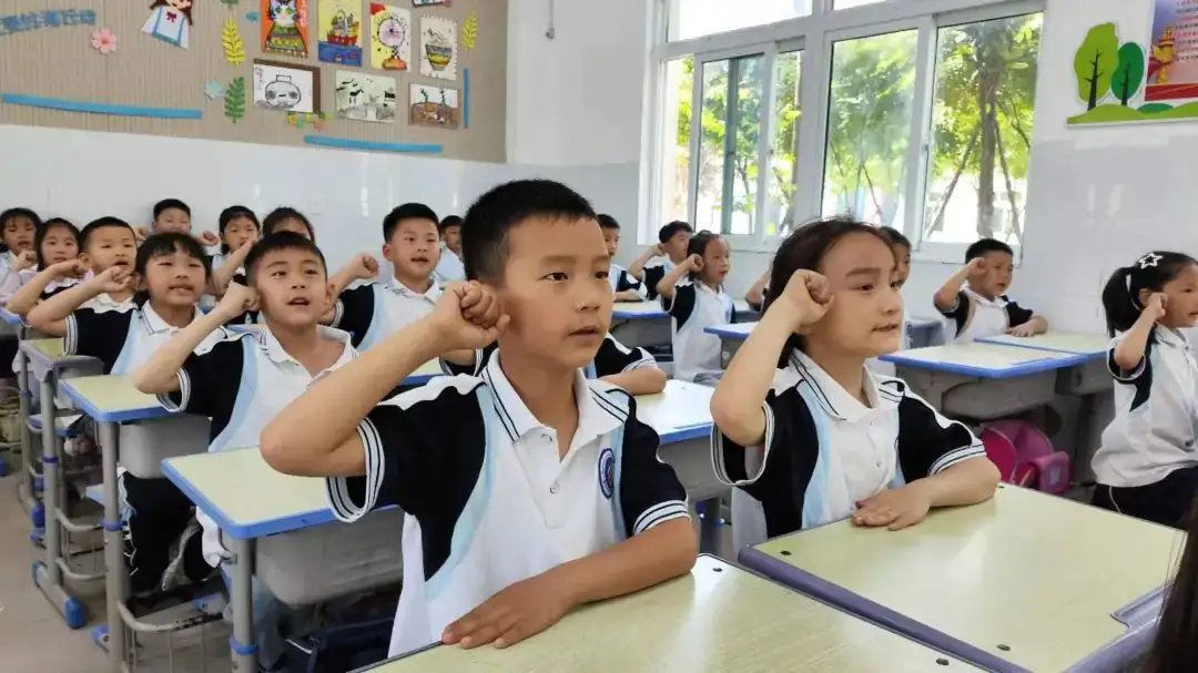 城关镇中心小学:一年级“分批入队”队前教育 第11张 城关镇中心小学:一年级“分批入队”队前教育 第11张