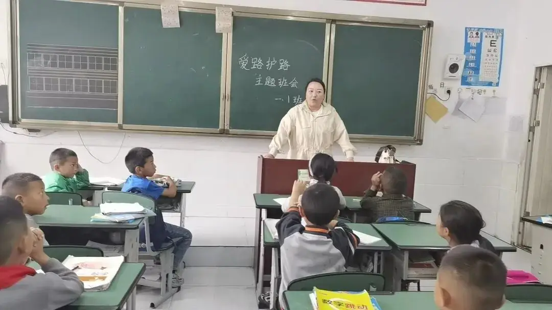 越城镇中心小学校开展”爱路护路“安全教育主题班会 第9张 越城镇中心小学校开展”爱路护路“安全教育主题班会 第9张