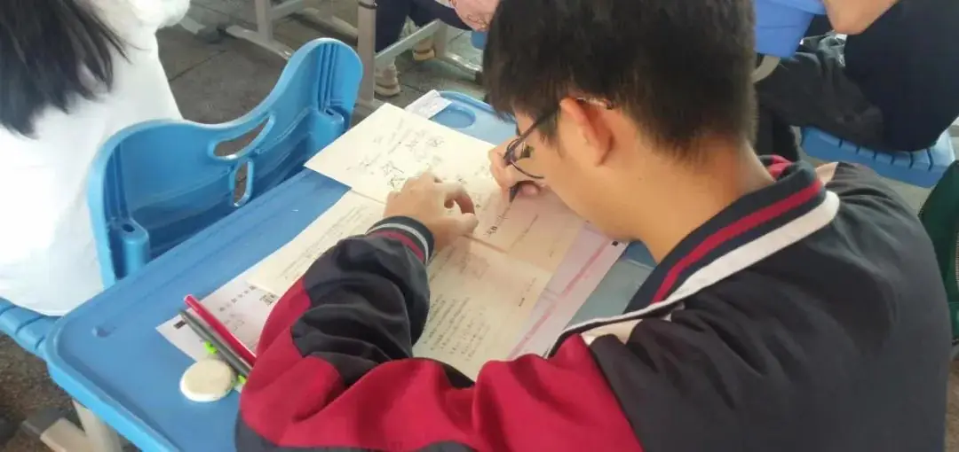 【高考特刊】身临其境全真模拟,护航高考万无一失——岳阳县三中高三年级举行2024年高考仿真模拟考试 第13张 【高考特刊】身临其境全真模拟,护航高考万无一失——岳阳县三中高三年级举行2024年高考仿真模拟考试 第13张