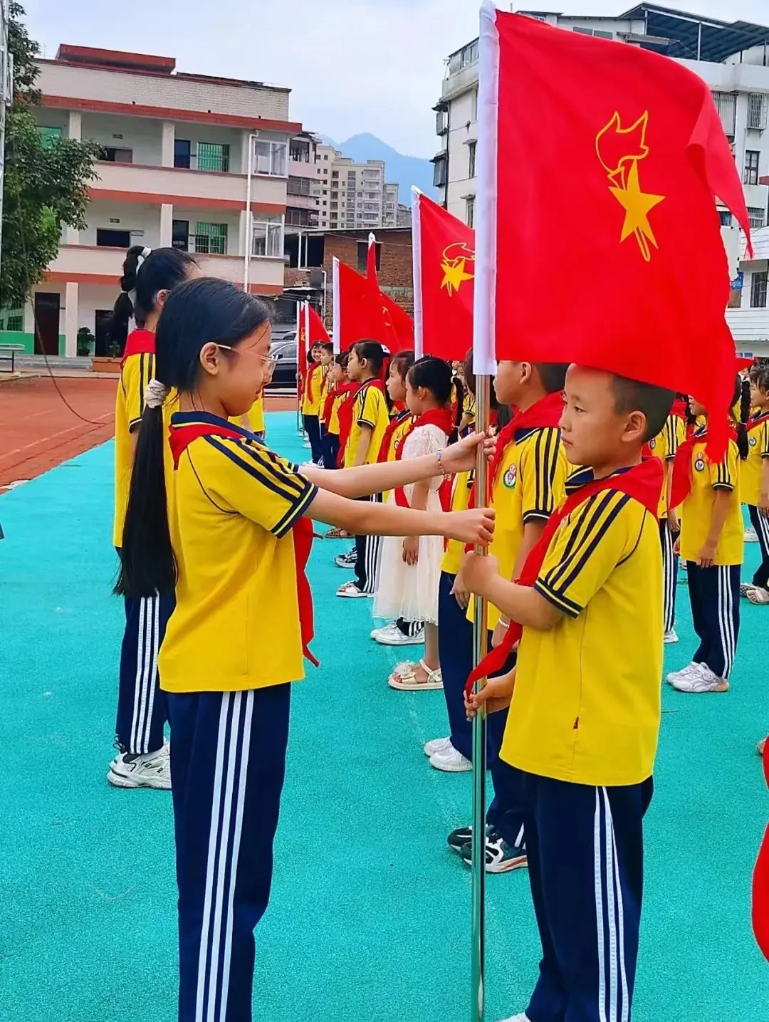 红领巾爱祖国——南靖县山城中心小学2024年一年级新队员入队活动 第62张 红领巾爱祖国——南靖县山城中心小学2024年一年级新队员入队活动 第62张