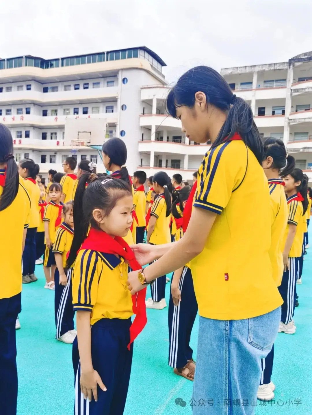 红领巾爱祖国——南靖县山城中心小学2024年一年级新队员入队活动 第45张 红领巾爱祖国——南靖县山城中心小学2024年一年级新队员入队活动 第45张