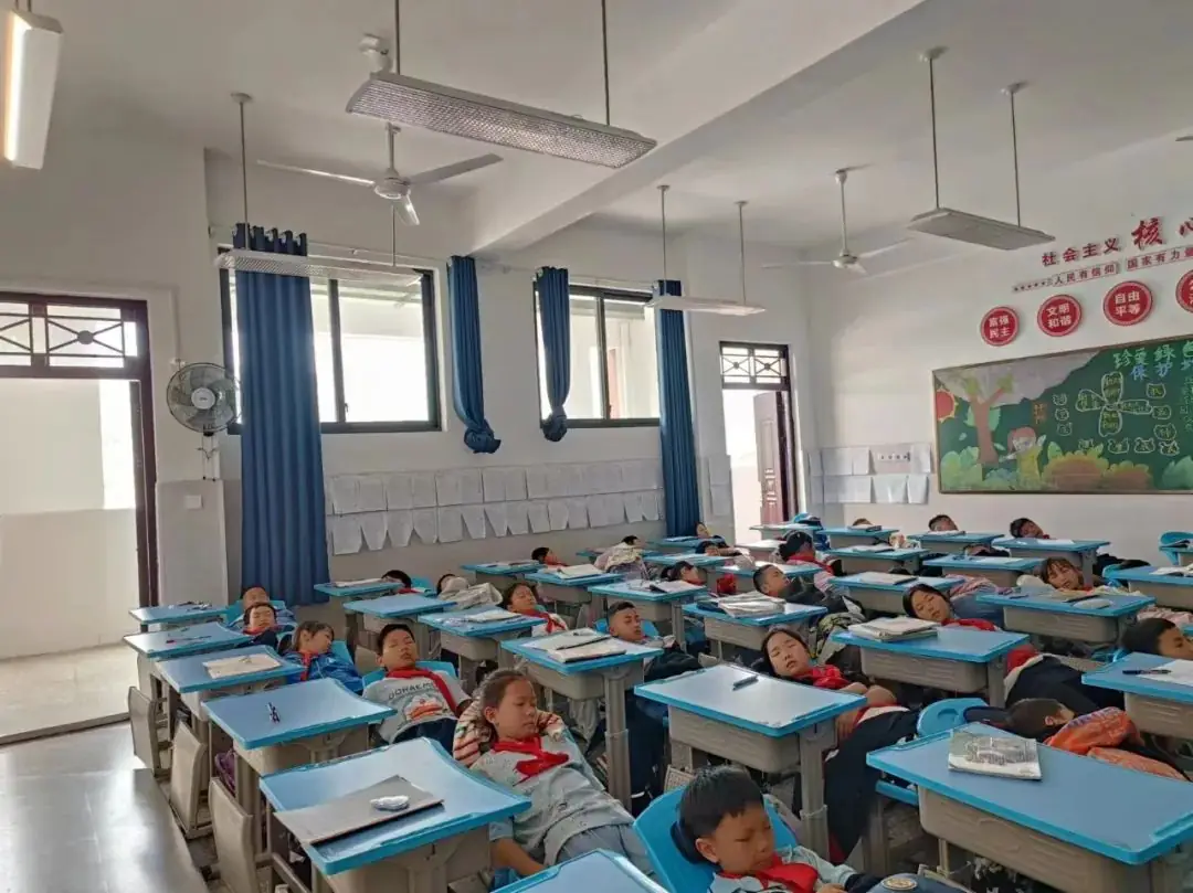 课间好时光!五福小学:让孩子们都躺下来休息! 第9张 课间好时光!五福小学:让孩子们都躺下来休息! 第9张