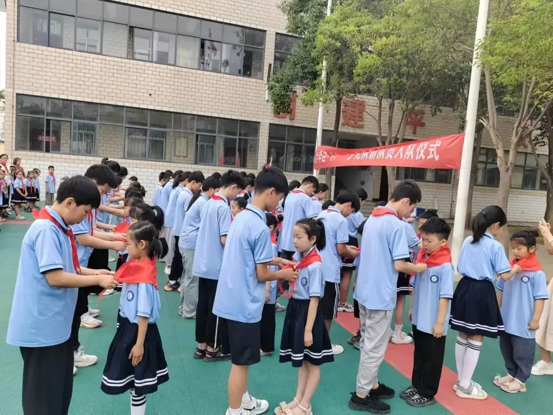 红领巾 爱祖国----锦屏镇中心小学迎“六一”新队员入队仪式 第12张 红领巾 爱祖国----锦屏镇中心小学迎“六一”新队员入队仪式 第12张
