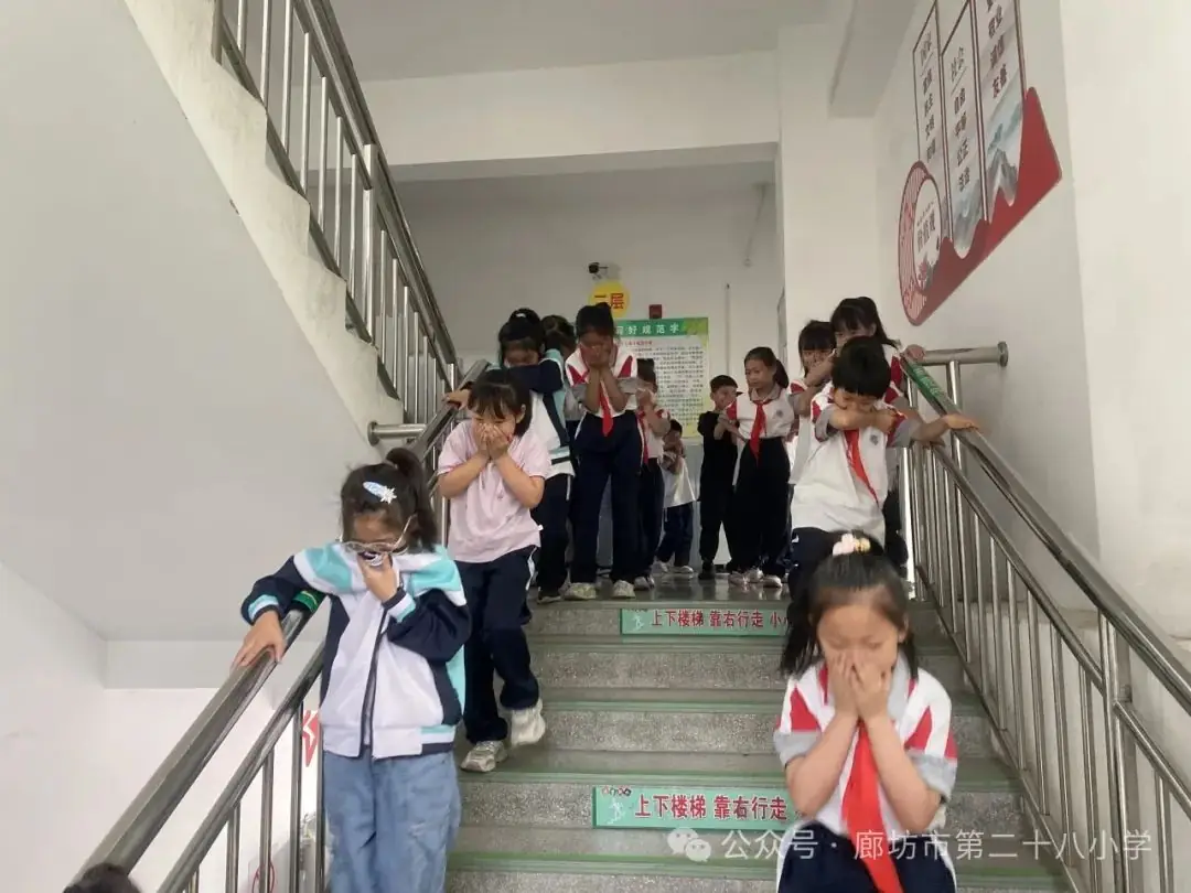 廊坊市第二十八小学开展防震、消防逃生演练活动 第12张 廊坊市第二十八小学开展防震、消防逃生演练活动 第12张