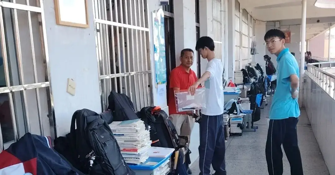 【高考特刊】身临其境全真模拟,护航高考万无一失——岳阳县三中高三年级举行2024年高考仿真模拟考试 第7张 【高考特刊】身临其境全真模拟,护航高考万无一失——岳阳县三中高三年级举行2024年高考仿真模拟考试 第7张