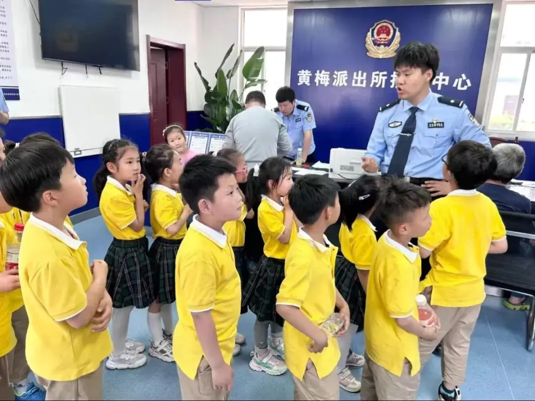警心连童心 法治伴“我”行 ——凤凰城小学一(1)班假日活动小队 第2张 警心连童心 法治伴“我”行 ——凤凰城小学一(1)班假日活动小队 第2张