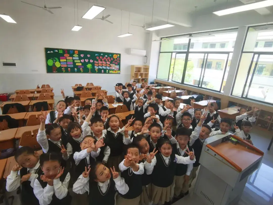 【友谊路小学 情感德育】“桌”尔不凡 舞动童年——第三届校园课桌舞大赛(一年级专场) 第4张