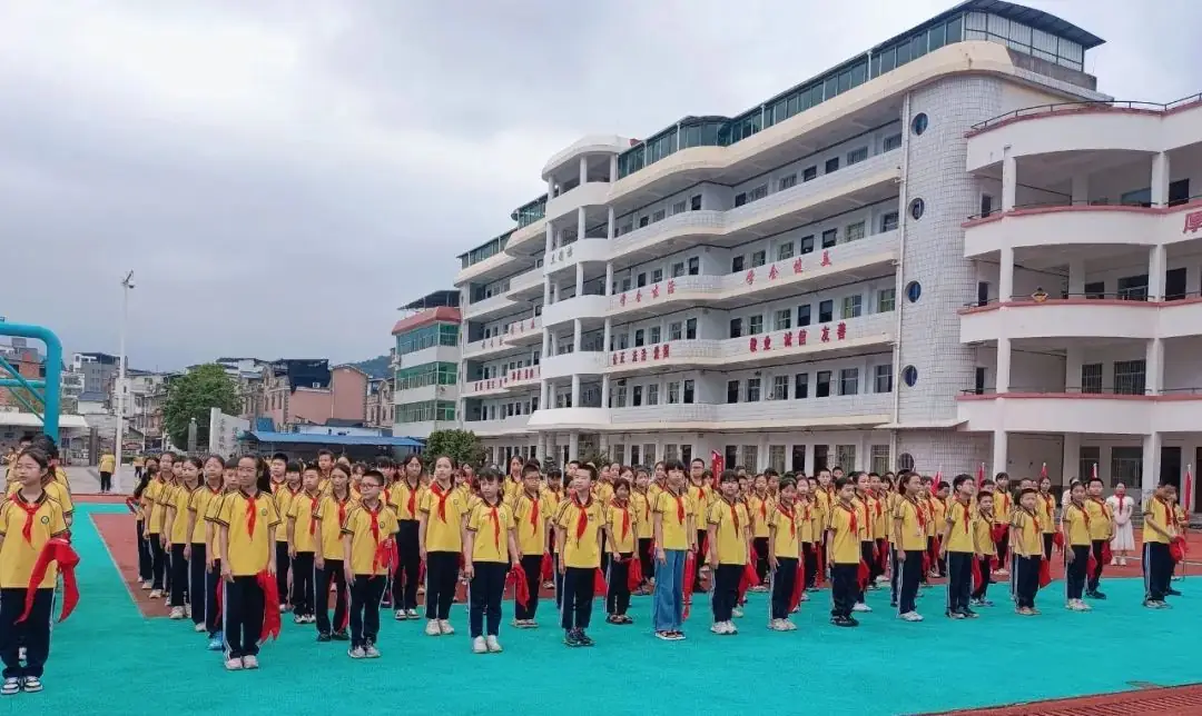 红领巾爱祖国——南靖县山城中心小学2024年一年级新队员入队活动 第4张 红领巾爱祖国——南靖县山城中心小学2024年一年级新队员入队活动 第4张