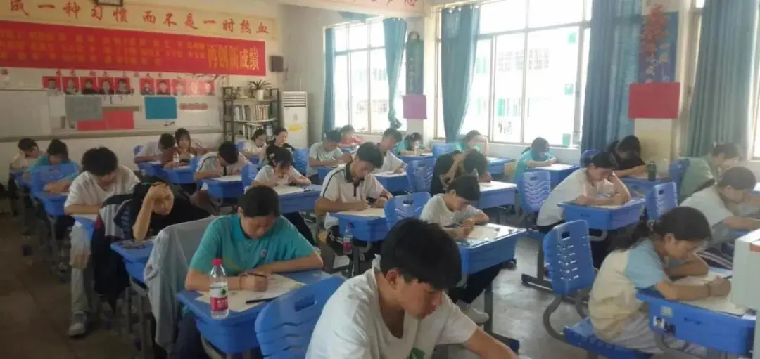 【高考特刊】身临其境全真模拟,护航高考万无一失——岳阳县三中高三年级举行2024年高考仿真模拟考试 第11张 【高考特刊】身临其境全真模拟,护航高考万无一失——岳阳县三中高三年级举行2024年高考仿真模拟考试 第11张