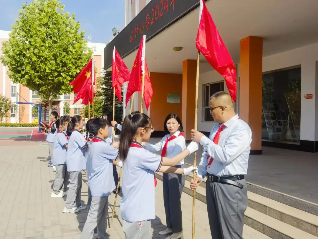 汇仟小学2024年“红领巾爱祖国”一年级新队员入队仪式 第63张 汇仟小学2024年“红领巾爱祖国”一年级新队员入队仪式 第63张