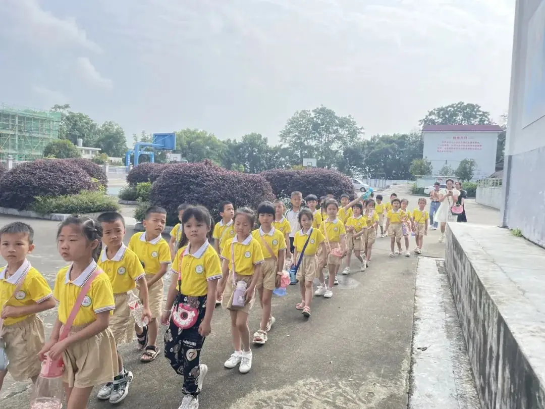 “探秘小学  开启成长新篇章”——荔浦市青山镇中心幼儿园参观小学活动 - 拷贝 第20张