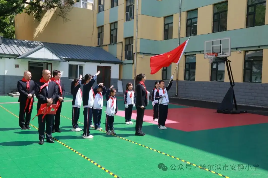 安静小学举行“童心逐梦红领巾,星星火炬逐梦想”入队仪式 第5张 安静小学举行“童心逐梦红领巾,星星火炬逐梦想”入队仪式 第5张