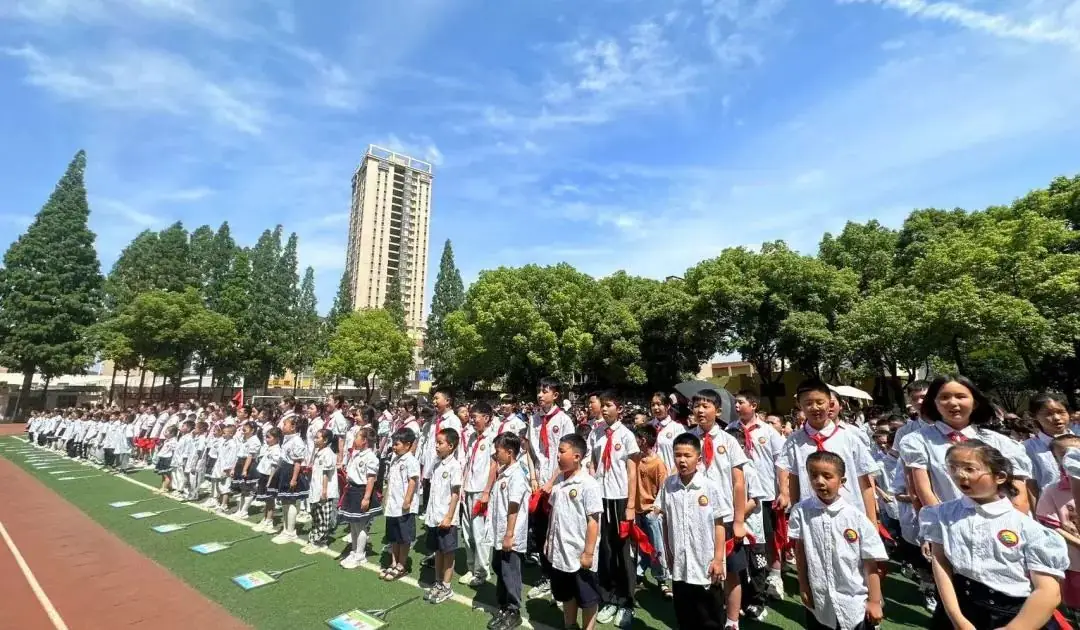 红领巾爱祖国——月亮湖小学举行新队员入队仪式 第13张 红领巾爱祖国——月亮湖小学举行新队员入队仪式 第13张