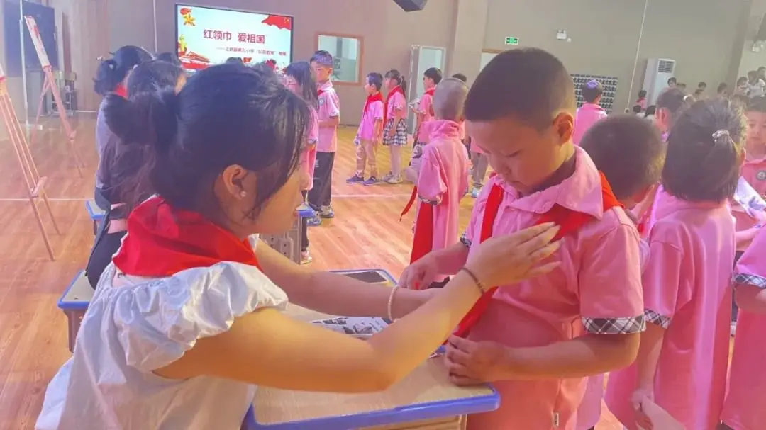 红领巾爱祖国 ——上犹县第三小学2024年一年级第一批少先队员入队仪式 第6张 红领巾爱祖国 ——上犹县第三小学2024年一年级第一批少先队员入队仪式 第6张