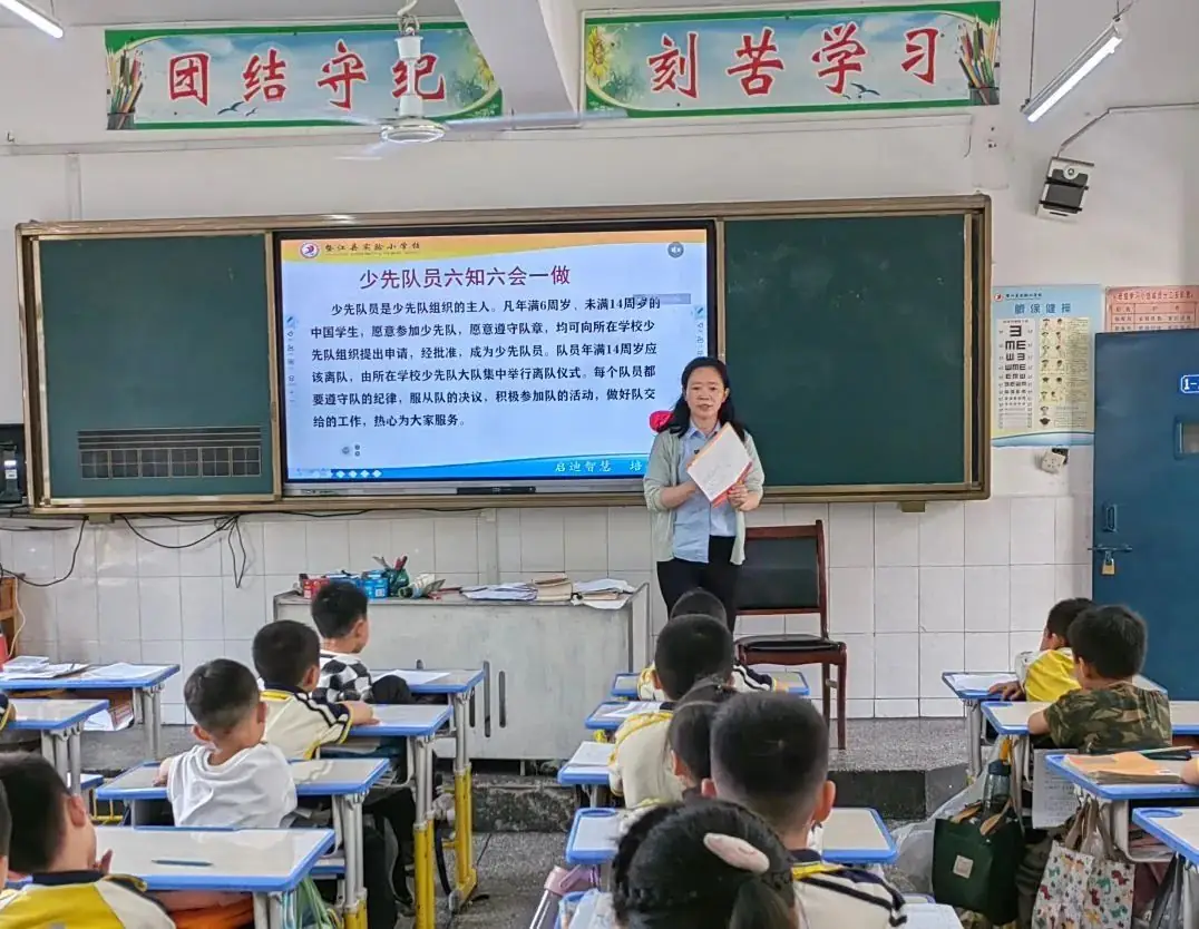 【实验小学】飘扬红领巾 炽热爱国情----实验小学举行2024年春期新少先队员入队仪式 第4张