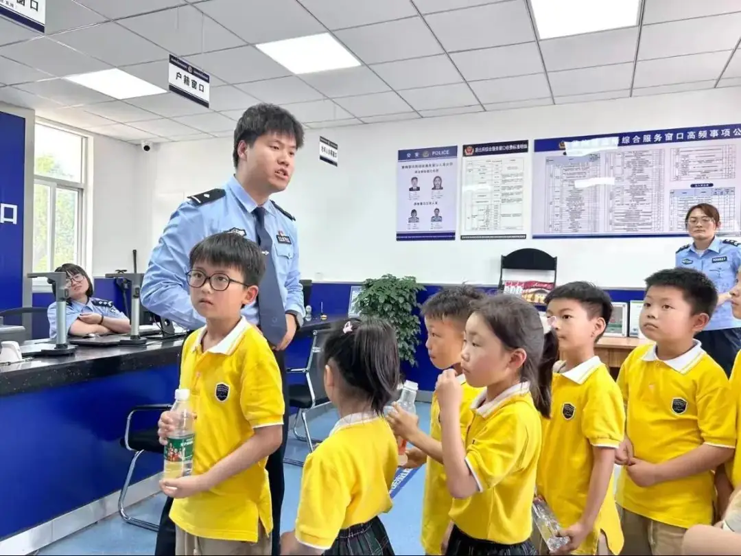 警心连童心 法治伴“我”行 ——凤凰城小学一(1)班假日活动小队 第3张 警心连童心 法治伴“我”行 ——凤凰城小学一(1)班假日活动小队 第3张