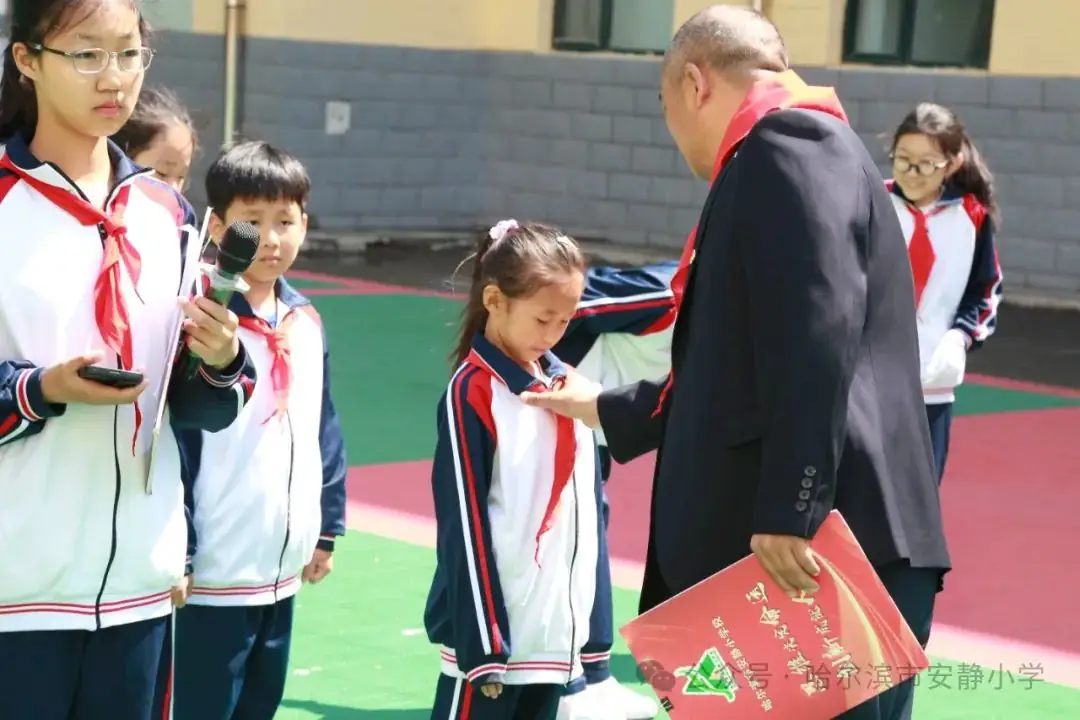 安静小学举行“童心逐梦红领巾,星星火炬逐梦想”入队仪式 第2张 安静小学举行“童心逐梦红领巾,星星火炬逐梦想”入队仪式 第2张