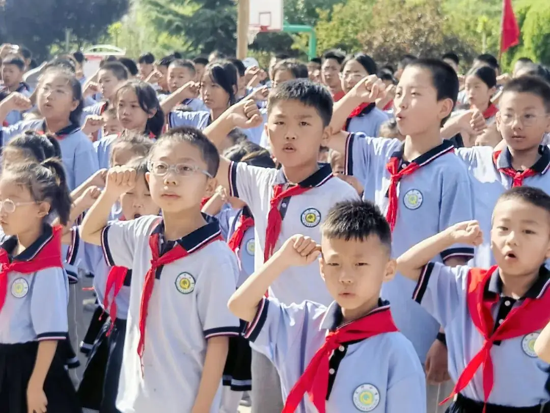 汇仟小学2024年“红领巾爱祖国”一年级新队员入队仪式 第75张 汇仟小学2024年“红领巾爱祖国”一年级新队员入队仪式 第75张