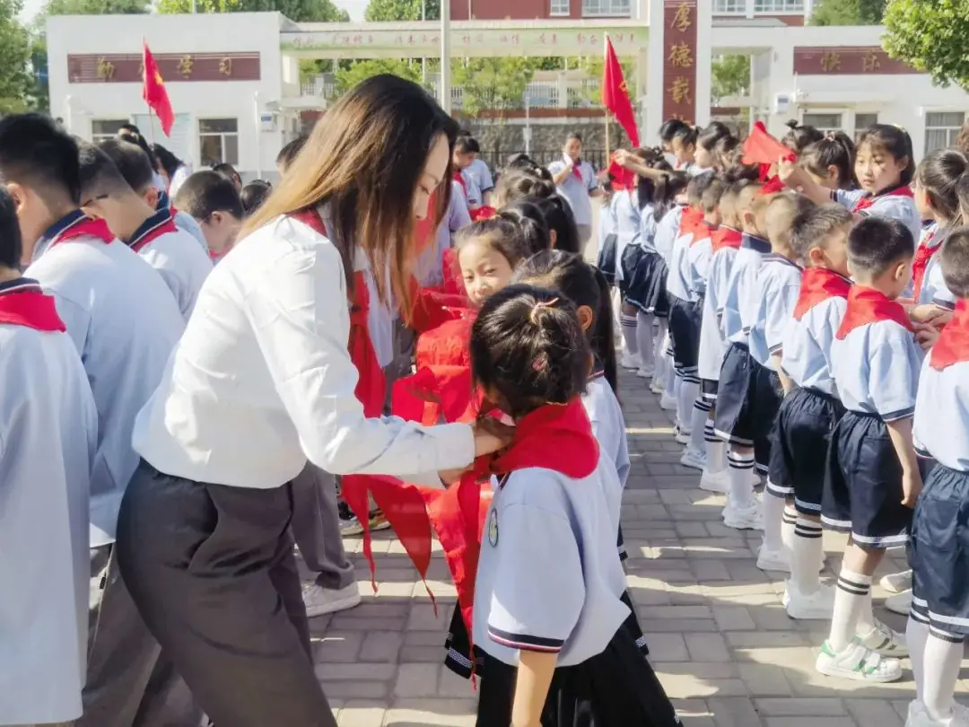汇仟小学2024年“红领巾爱祖国”一年级新队员入队仪式 第51张 汇仟小学2024年“红领巾爱祖国”一年级新队员入队仪式 第51张
