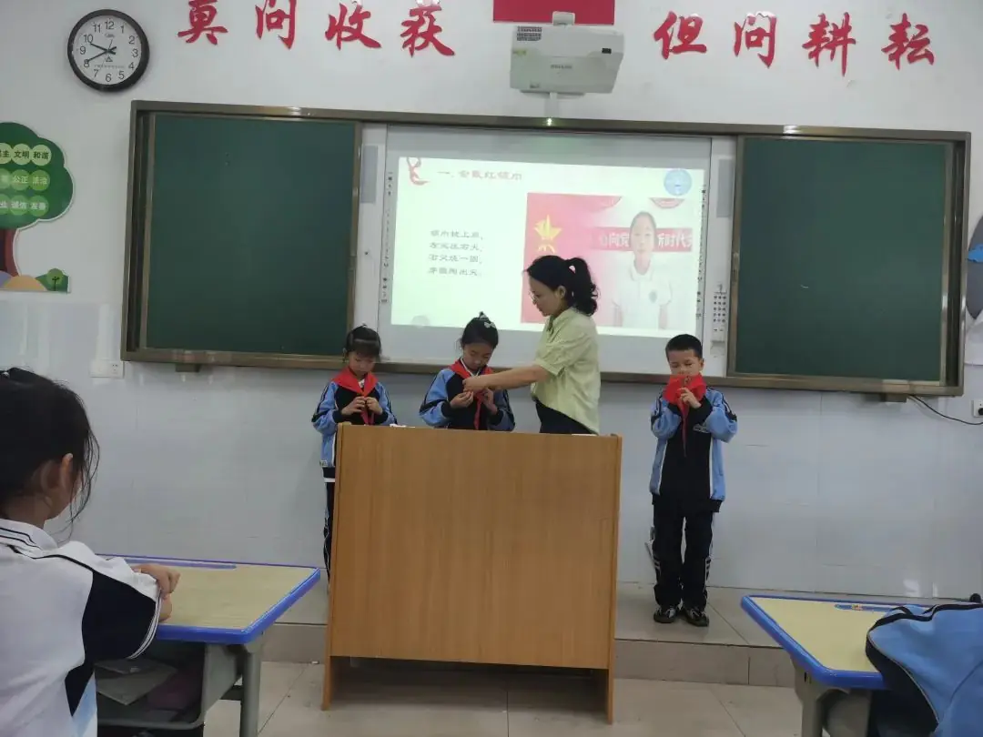 城关镇中心小学:一年级“分批入队”队前教育 第8张 城关镇中心小学:一年级“分批入队”队前教育 第8张