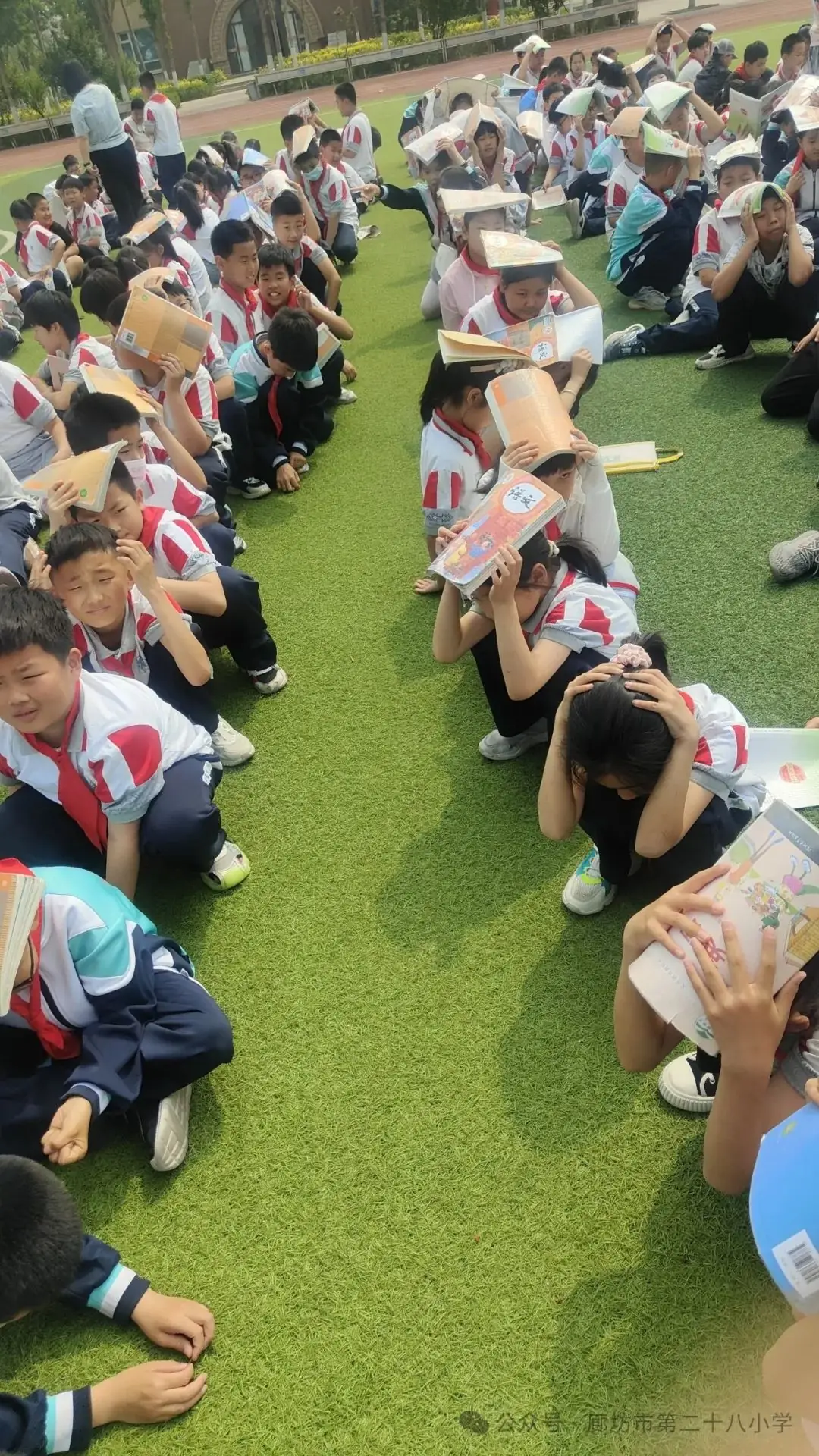 廊坊市第二十八小学开展防震、消防逃生演练活动 第10张 廊坊市第二十八小学开展防震、消防逃生演练活动 第10张