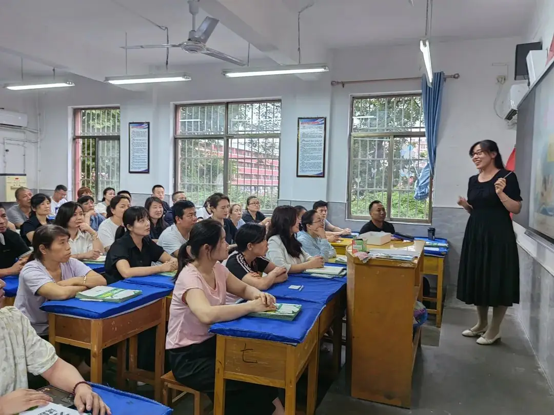 携手并进 决胜中考——秦岭中学初三年级召开中考考前动员与策略指导家长会 第3张 携手并进 决胜中考——秦岭中学初三年级召开中考考前动员与策略指导家长会 第3张
