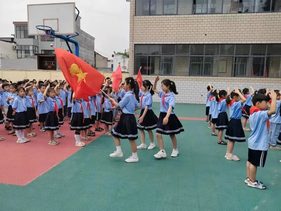 红领巾 爱祖国----锦屏镇中心小学迎“六一”新队员入队仪式 第22张 红领巾 爱祖国----锦屏镇中心小学迎“六一”新队员入队仪式 第22张